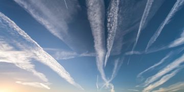 Warming effect of jet contrails can be cut for a few pounds per ticket, says study