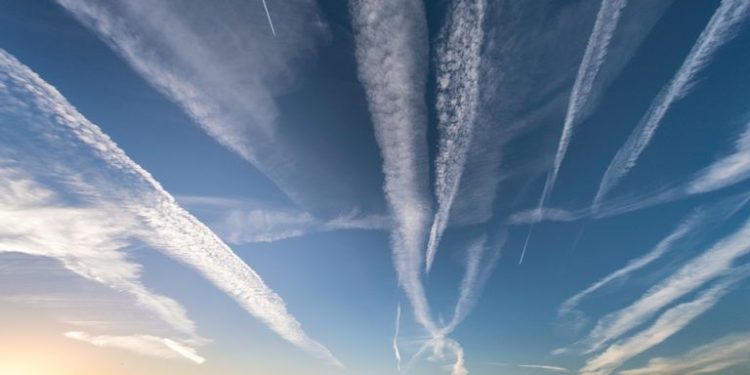 Warming effect of jet contrails can be cut for a few pounds per ticket, says study